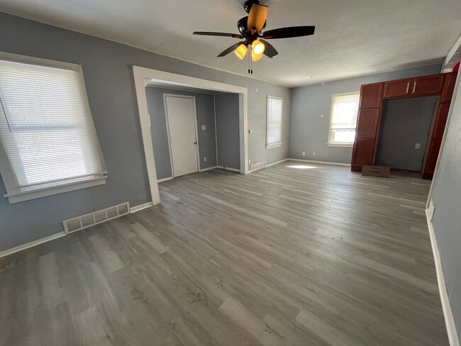 Building Photo - 818 9th Ave