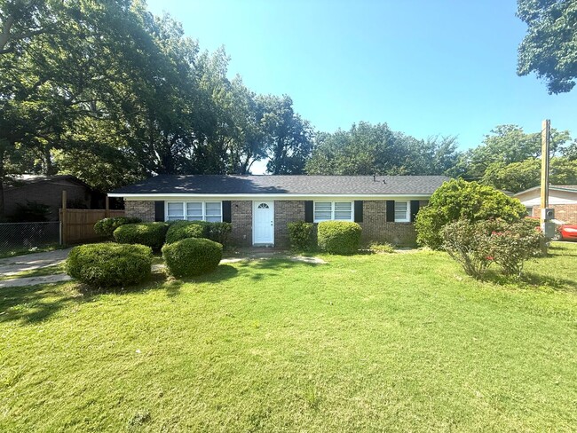 ** 6 Bed 2 Bath located off Wares Ferry ro... - ** 6 Bed 2 Bath located off Wares Ferry ro... House