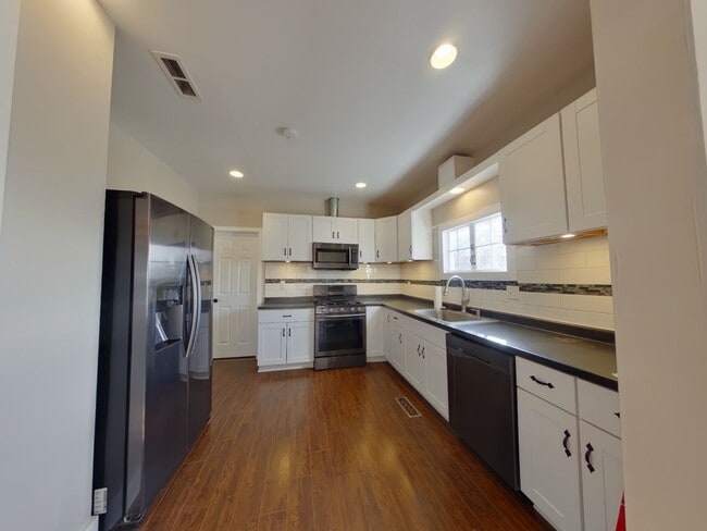 Photo - 402 N Kansas Ave