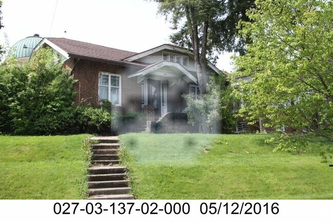 Building Photo - Brick Home W/ Garage