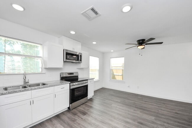 Building Photo - 8125 Laura Koppe Rd