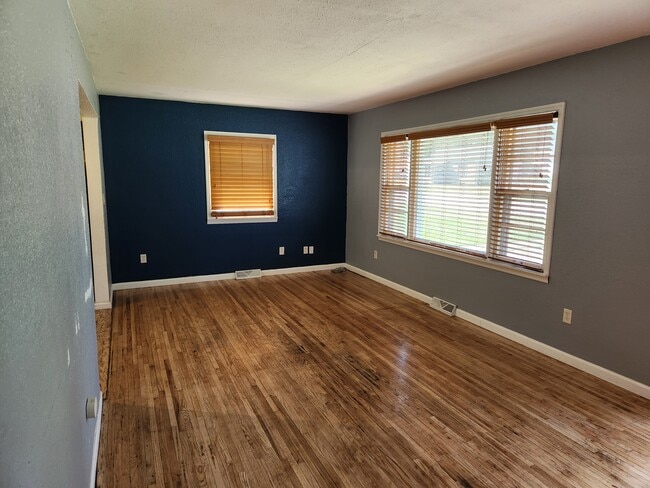 Building Photo - 1324 W 4th St Rental