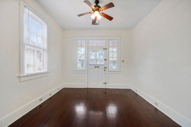 Another picture looking at front door - 2617 Dante St Unidad 2617 Dante Street