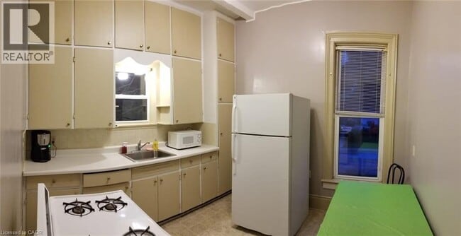 Photo - 448 King St W