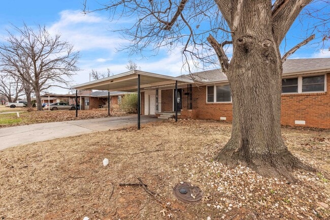 Photo - 2008 Maple Dr