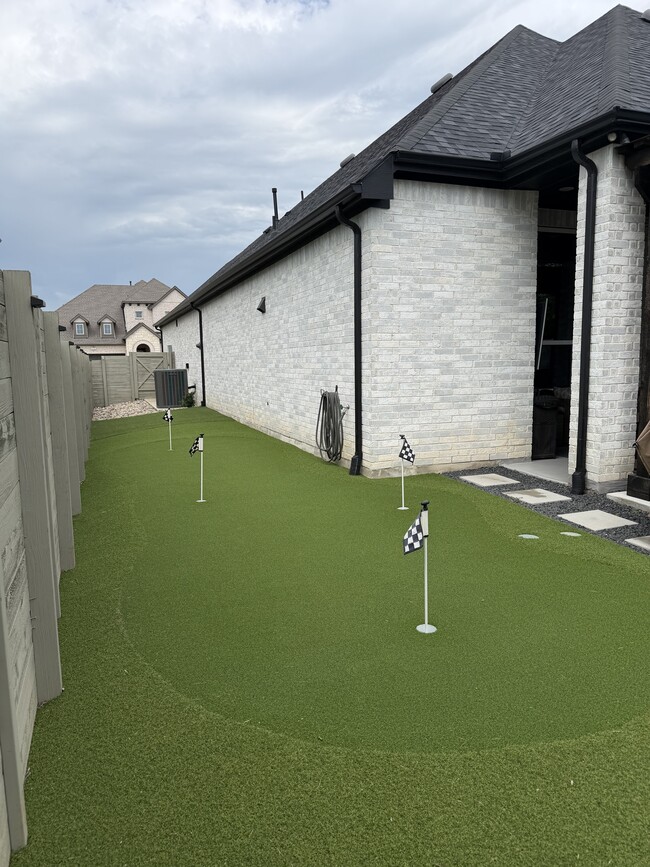 Patio de césped y putting green - 1712 Friendship Ln