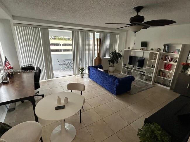 Building Photo - 7545 E Treasure Dr Unit 3B