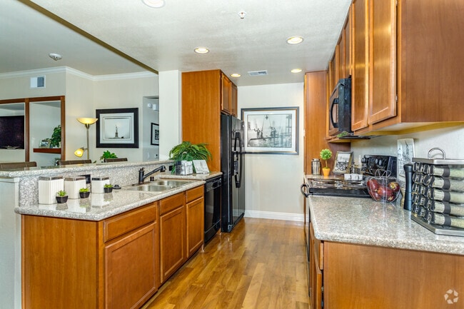1BR, 1BA - 916SF