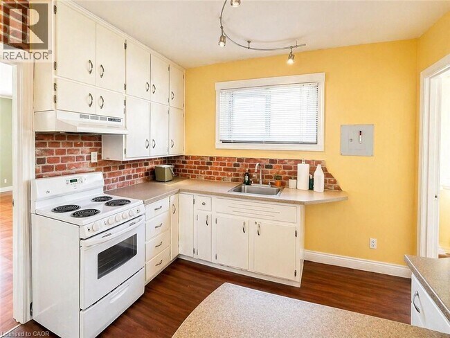 Photo - 33 Woolwich St N