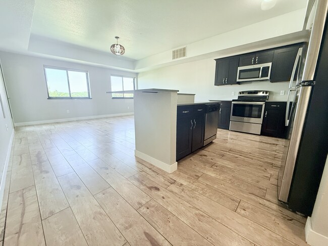Kitchen - 221 E 5th St Unit 309