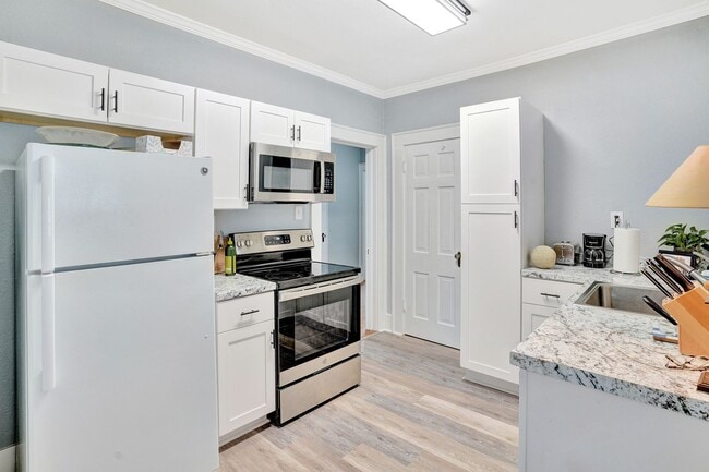 Photo - 711 E 46th St