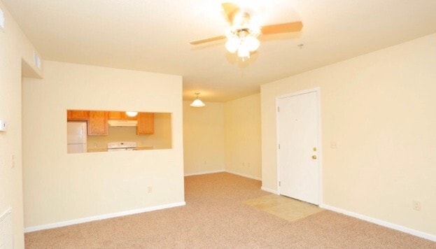Building Photo - Hurry in this Unit R101