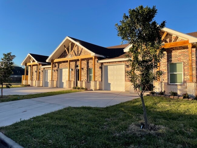 Photo - 1027 Fairway Dr