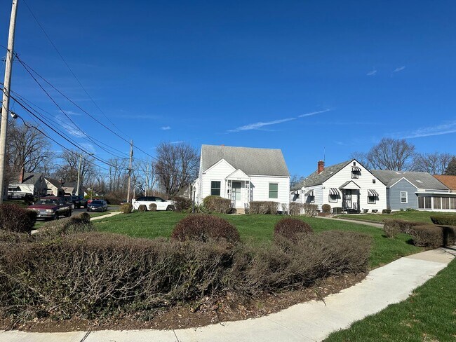 Building Photo - Charming 3 Bedroom In Central Columbus with Fenced in Yard