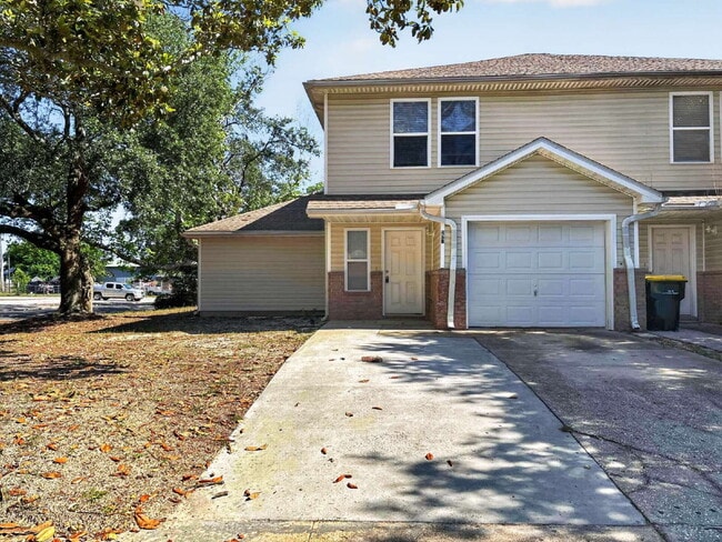 Building Photo - "Spacious 3-Bedroom Townhouse Oasis with 3.5 Baths in Fort Walton Beach – Your Perfect Retreat Aw... Unit B