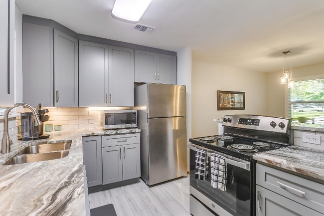 Photo - 4704 Collinwood Ave