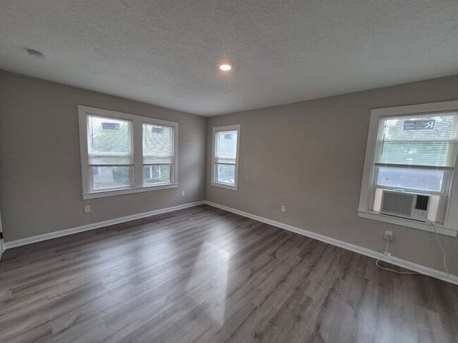 Photo - Newly Renovated Upstairs 2 Bedroom Apartment