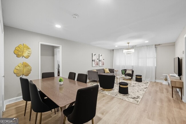 Building Photo - 3645 Peachtree Rd NE Unit 214