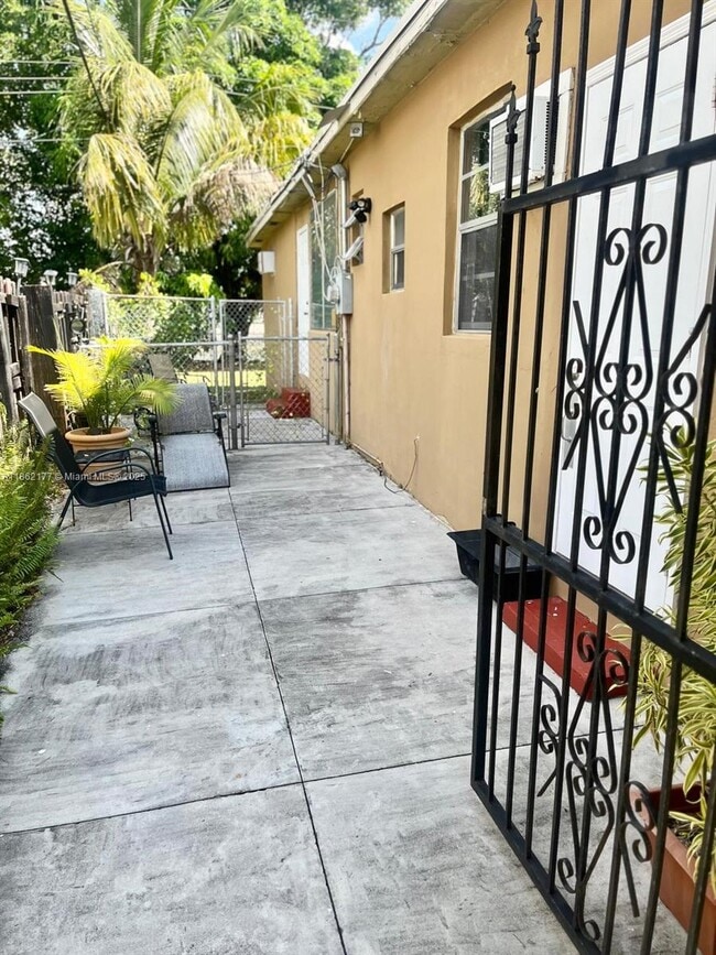 Building Photo - 3775 NW 13th St Unit B Rental
