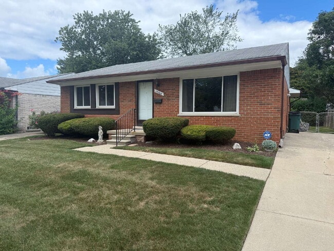 Building Photo - "3-Bedroom Gem with 1.5 Baths on Talbot St... Rental