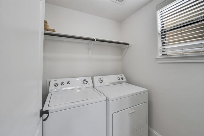 Photo - 1335 Studer St