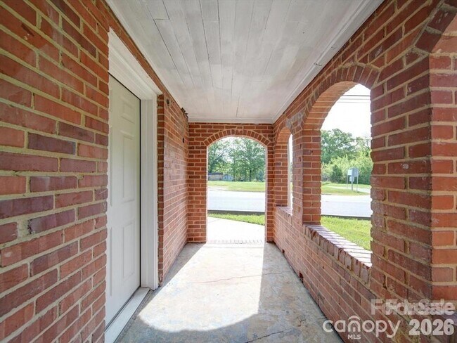 Photo - 720 S Main St