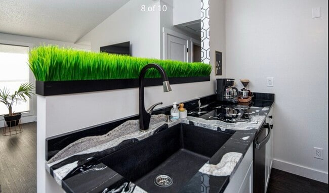 Photo - 3358 Rennie St