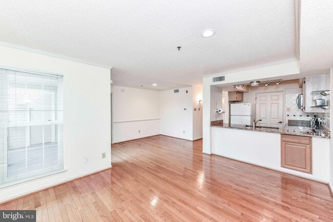 Building Photo - 1524 Lincoln Way Unit 331 Rental