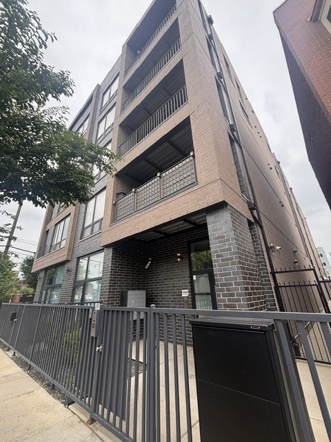 Building Photo - 2342 W Adams St Unit 404