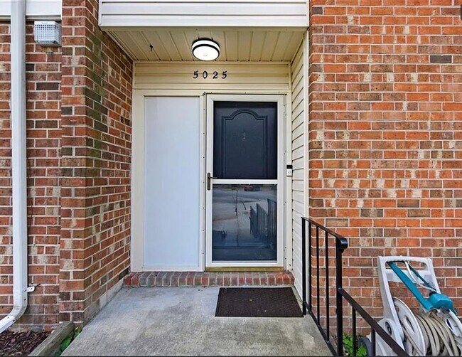 Building Photo - Beautifully Updated 3-Bedroom Townhouse in Virginia Beach