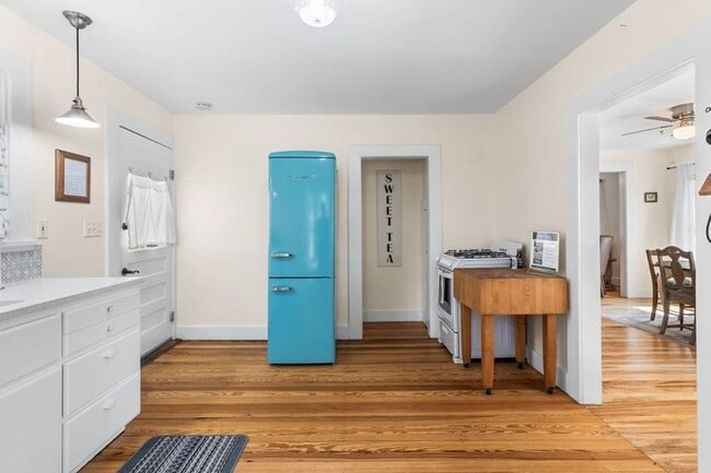 Photo - FOR LEASE!! Fully furnished!