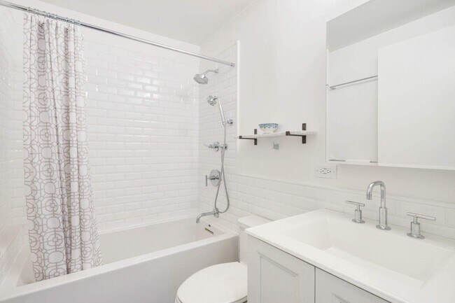 Photo - 30 W 61st St