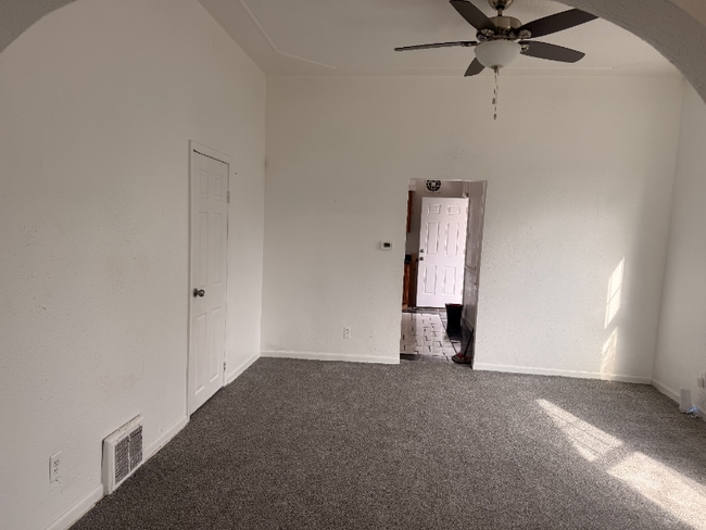 1107 E Frye Ave