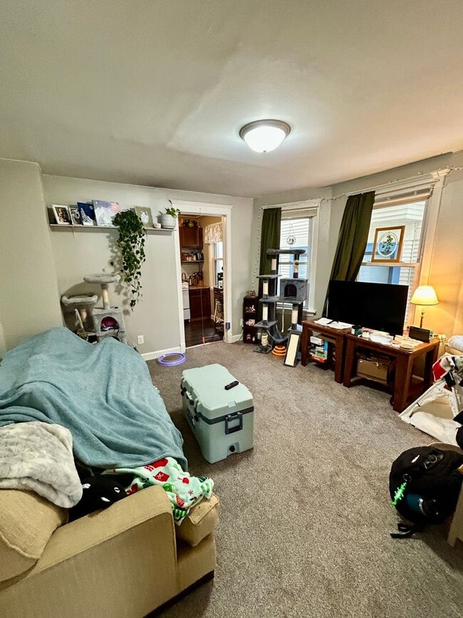 Building Photo - AVAILABLE JUNE - 2 BED 1 BATH Unit #1