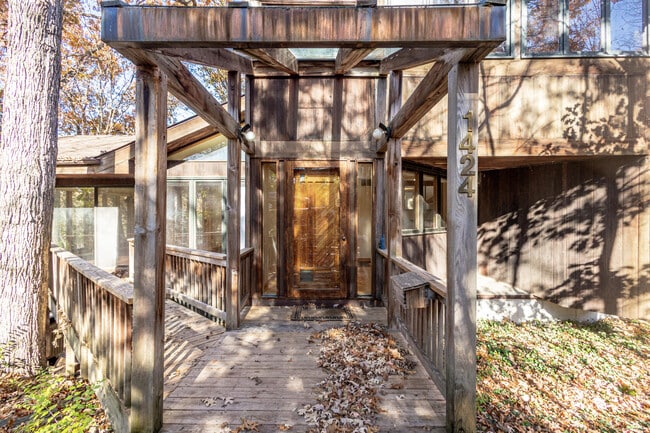 Building Photo - 1424 Bradford Dr