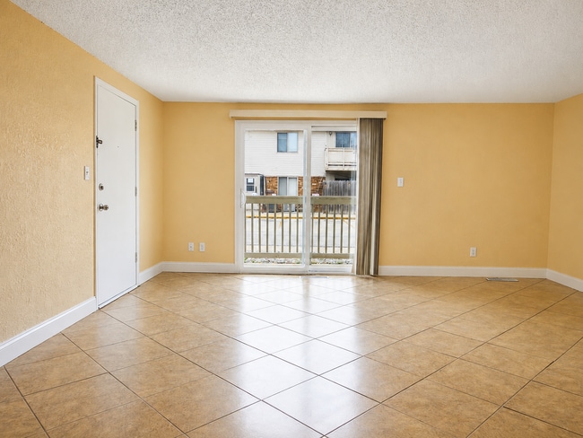 Living room - 370 Villabrook Dr Unit 1