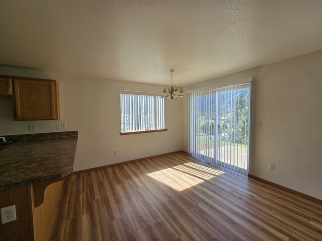 Photo - 390 Maylea Pl