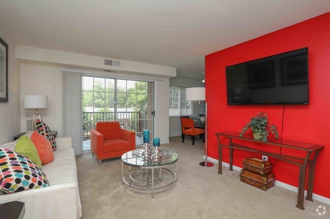 2BR, 1BA - 897 SF