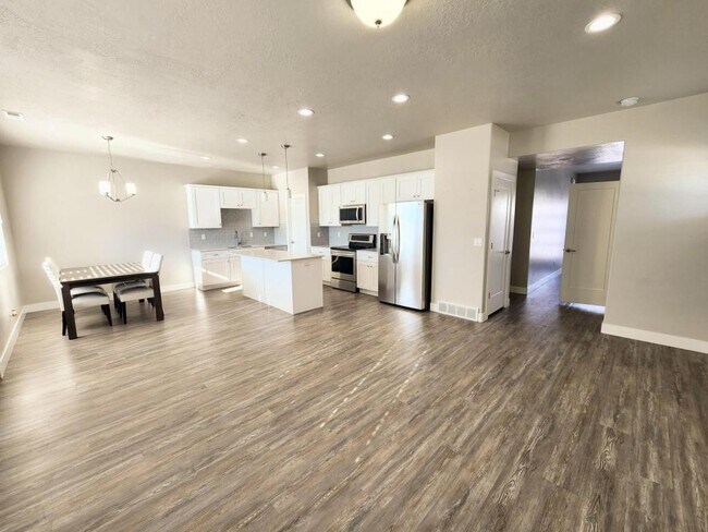 Photo - 277 E 1500 N St