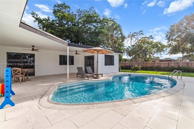 Photo - 5131 Monroe St