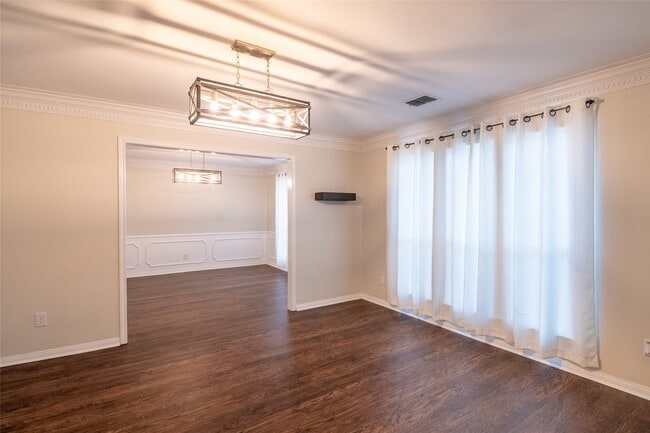 Photo - 5607 Court of York