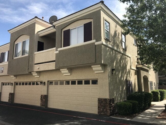 Building Photo - Beautiful 3-bedroom 2-story townhome with ...
