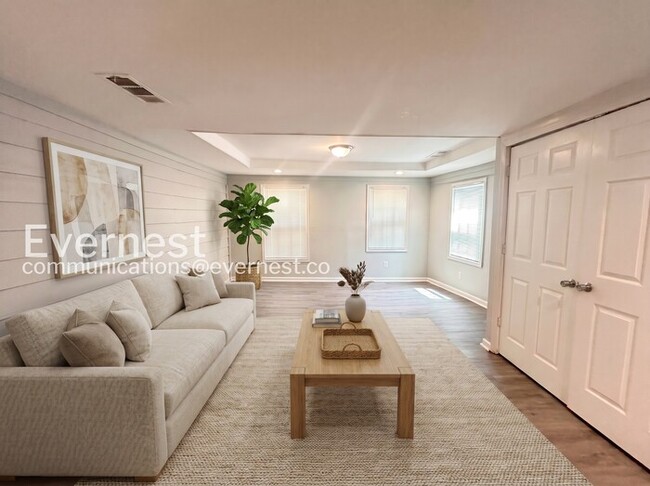 Photo - 206 Harwell Rd NW
