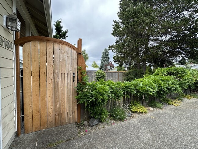 Photo - 3104 Sunset Dr W