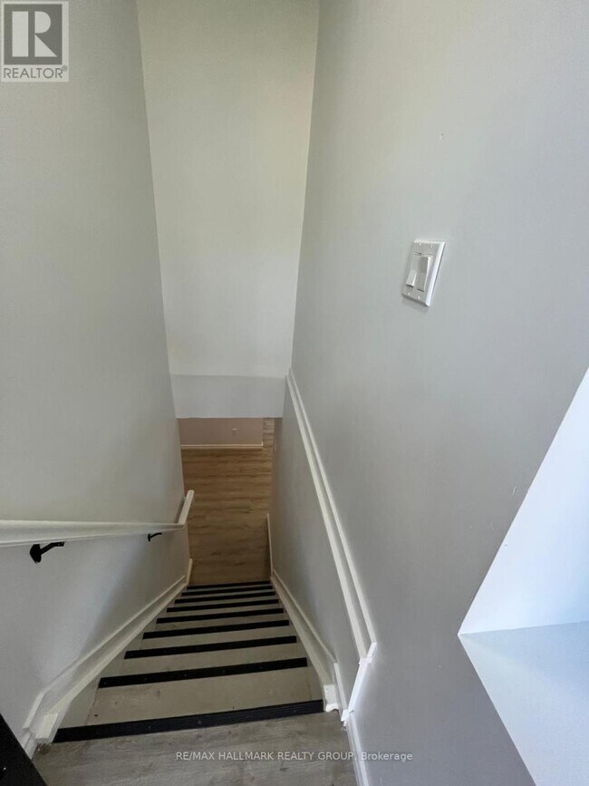 Photo - 1387 Sault St