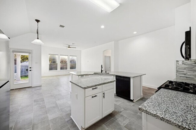 Photo - 2995 Overland St