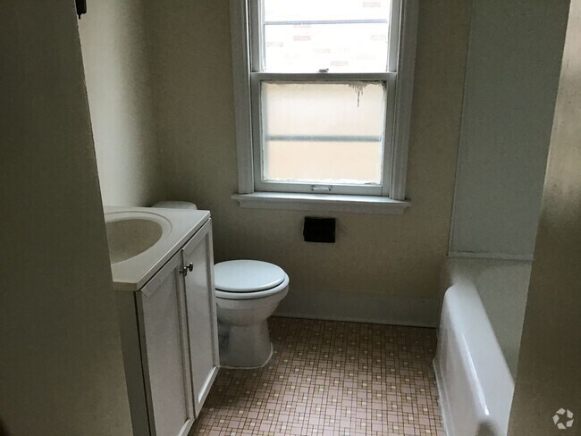 Building Photo - 3139 N 44th St Unit Upper Rental