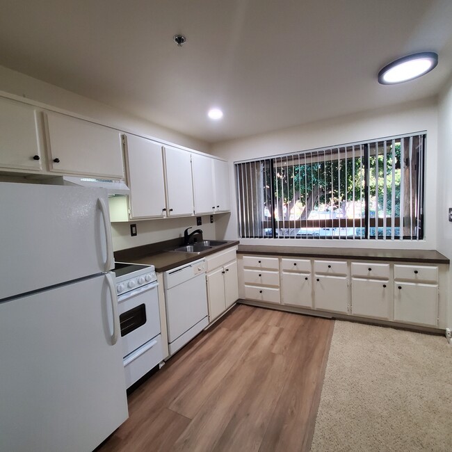 Building Photo - 351 N Ford Ave Unit #212