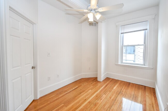 Photo - 132 Hemenway St