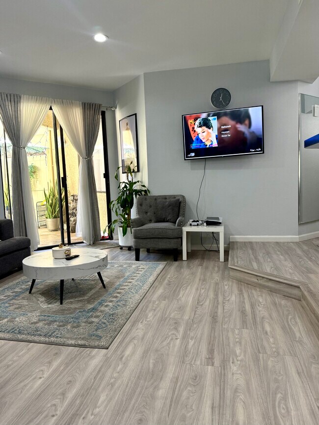 19009 Sherman Way Unidad 16